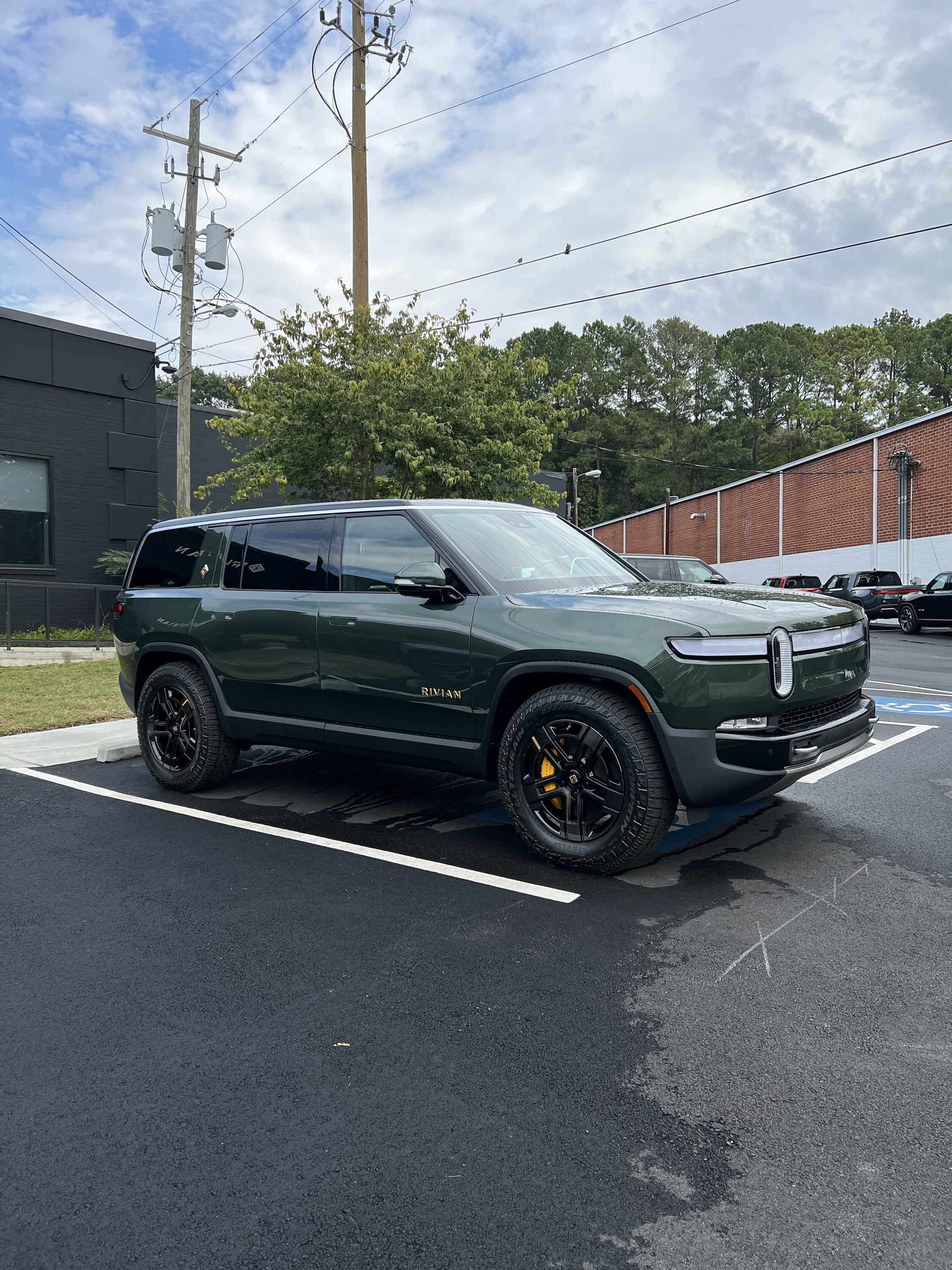 Rivian R1T R1S Spotted: 25+ R1T and R1S at Atlanta Service Center - Lots of colors and configs! 0045E936-5536-45C2-B615-872A90F7B203