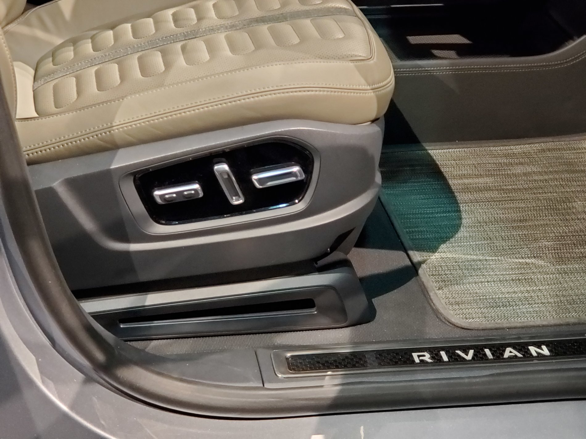 Rivian R1T R1S LIVE from Rivian's NY Auto Show Preview Event! (Q&A and R1T / R1S Hands-On) 20190412_190150