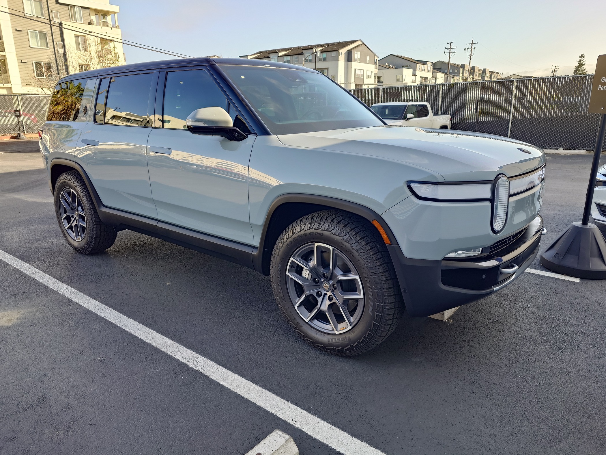 Rivian R1T R1S Car died after 6 days of delivery 20240419_083445.JPG