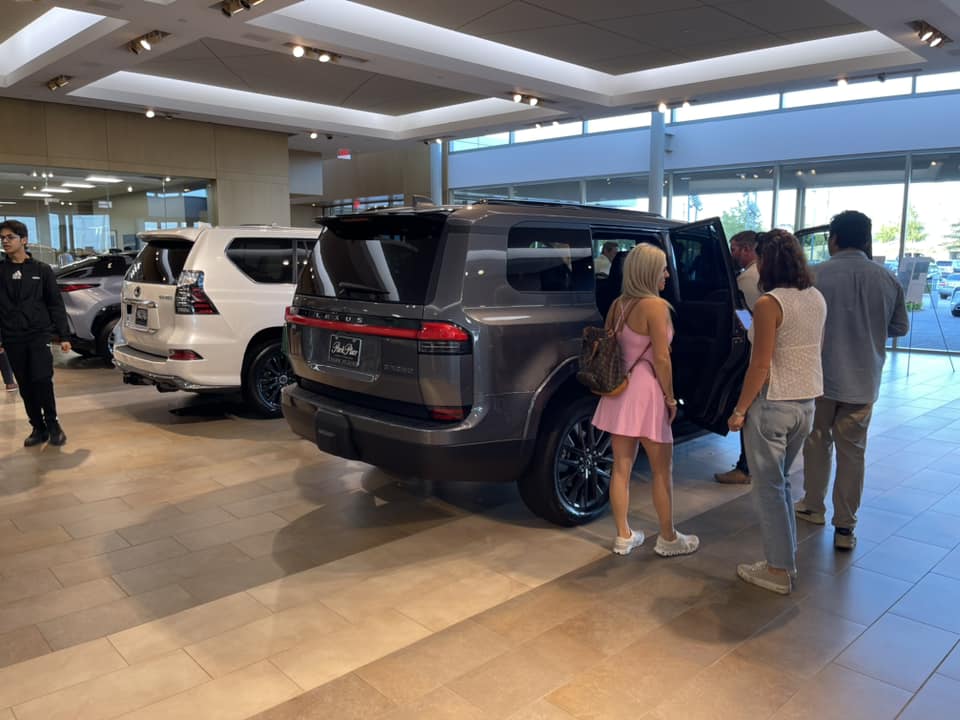 Rivian R1T R1S Kia EV9.  What many R1S buyers would be very happy with... 367397853_630756802367895_370654761606275750_n