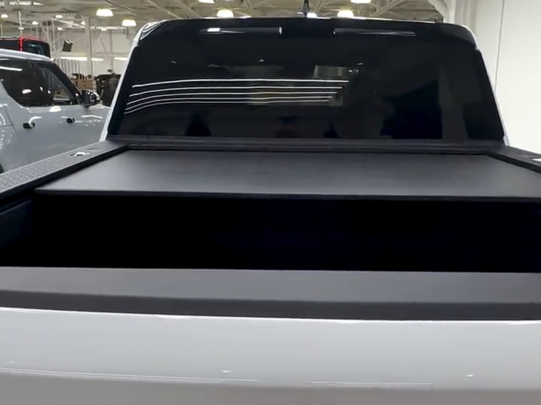 Rivian R1T R1S Updated Powered Tonneau & Manual Tonneau Bed Covers Coming Mid-Summer! RJ Shows Off in First-Look Video 9C4F692E-B6B5-4FFE-B8EA-17BA9EF4F630