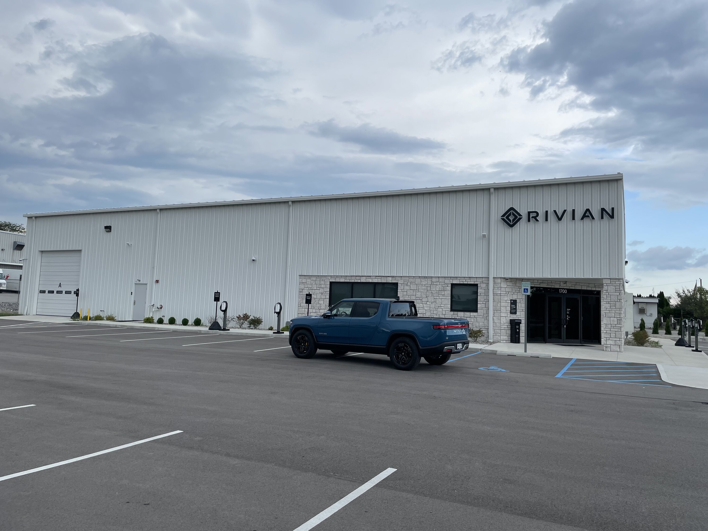 Rivian R1T R1S Rivian Service Centers / Retail Locations List / Other Facilities (Pics & Updates) IMG-2618