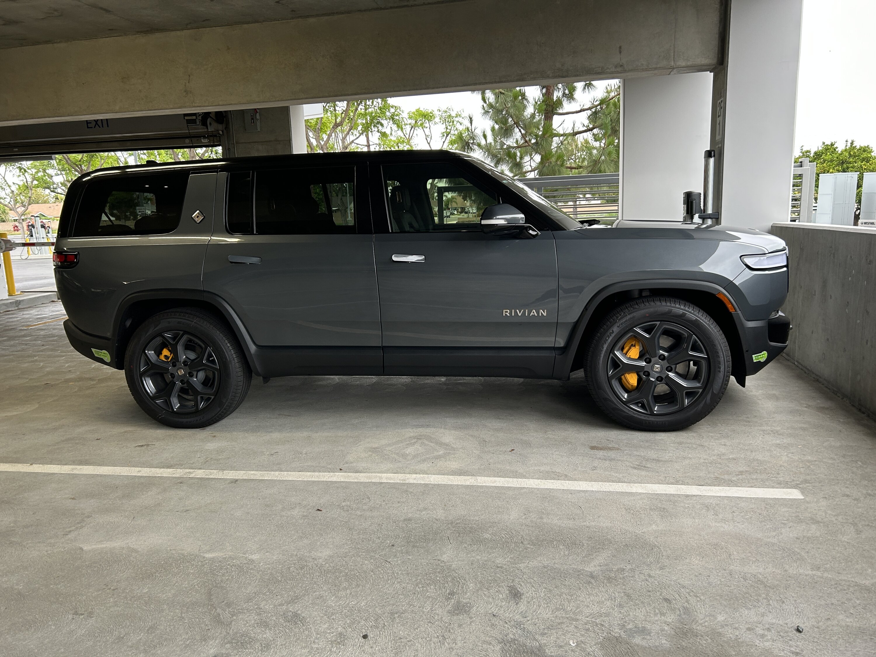 Rivian R1T R1S Prevent Damage to 21" Rims from Aero Covers IMG_2082