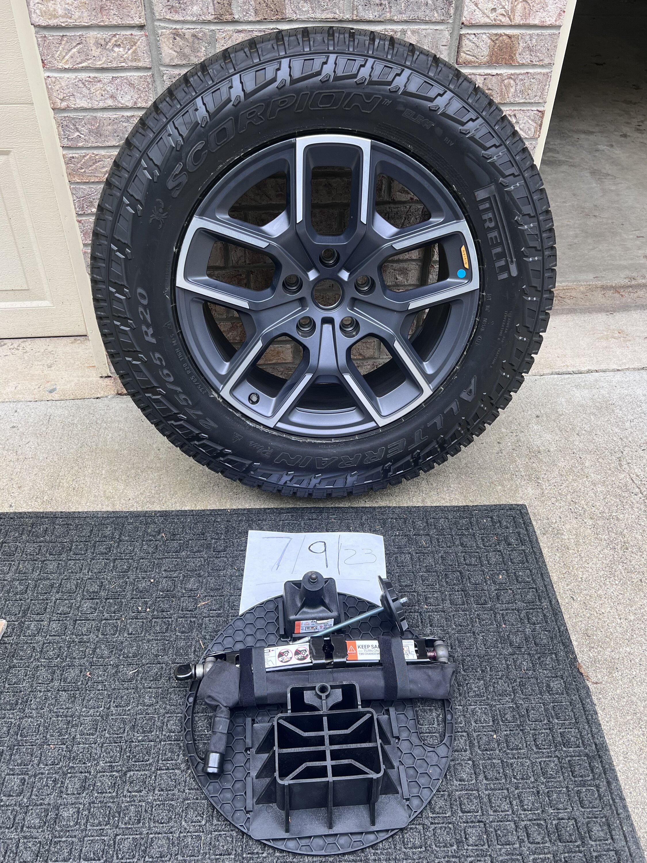 Rivian R1T R1S New 20” Spare with Rivian Jack Kit and Change  Puck IMG_3827