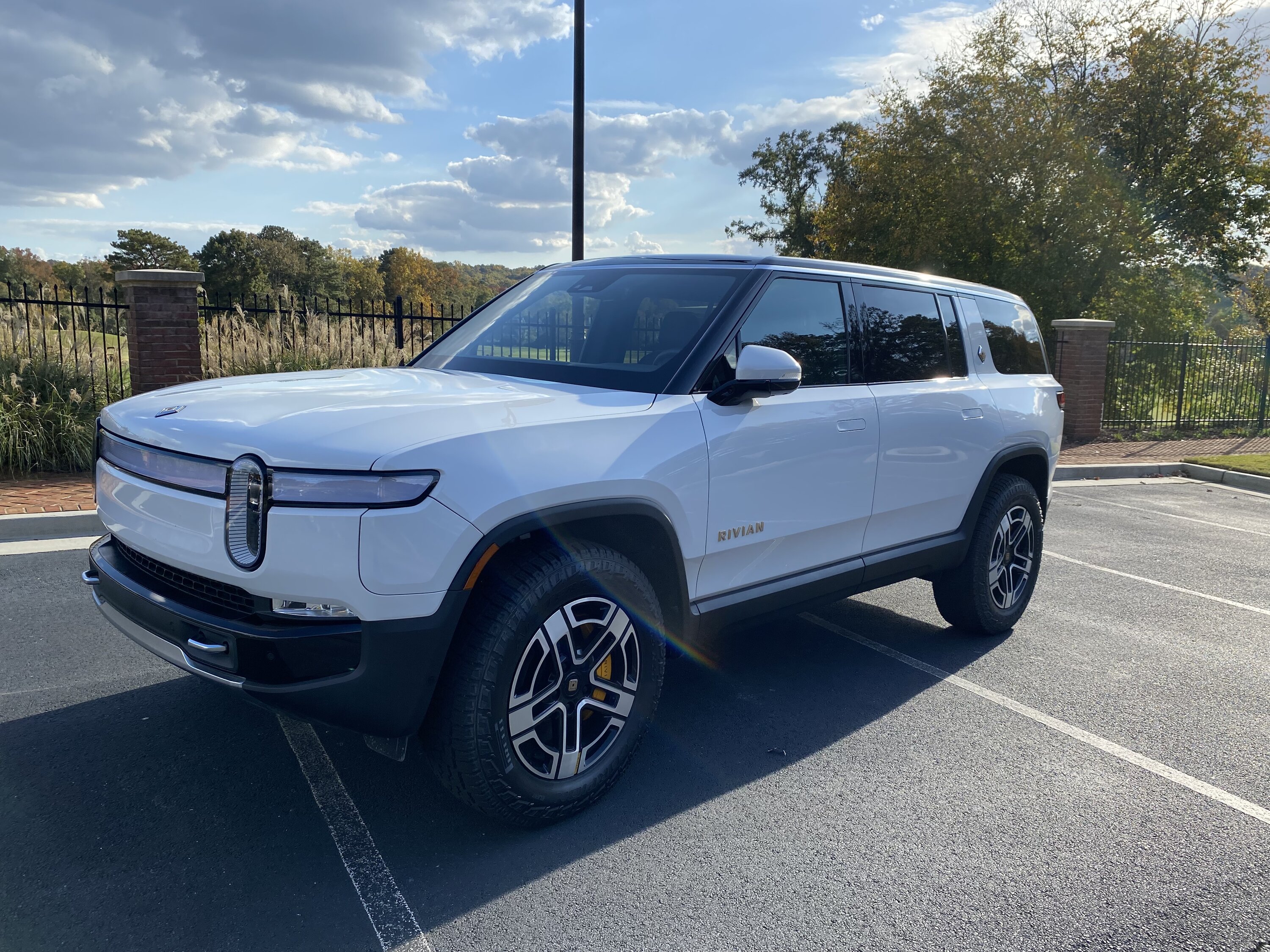Rivian R1T R1S $89k Rivian R1S 2023 Quad Motor White Adventure with 20” Bright Wheels and AT Tires IMG_4673