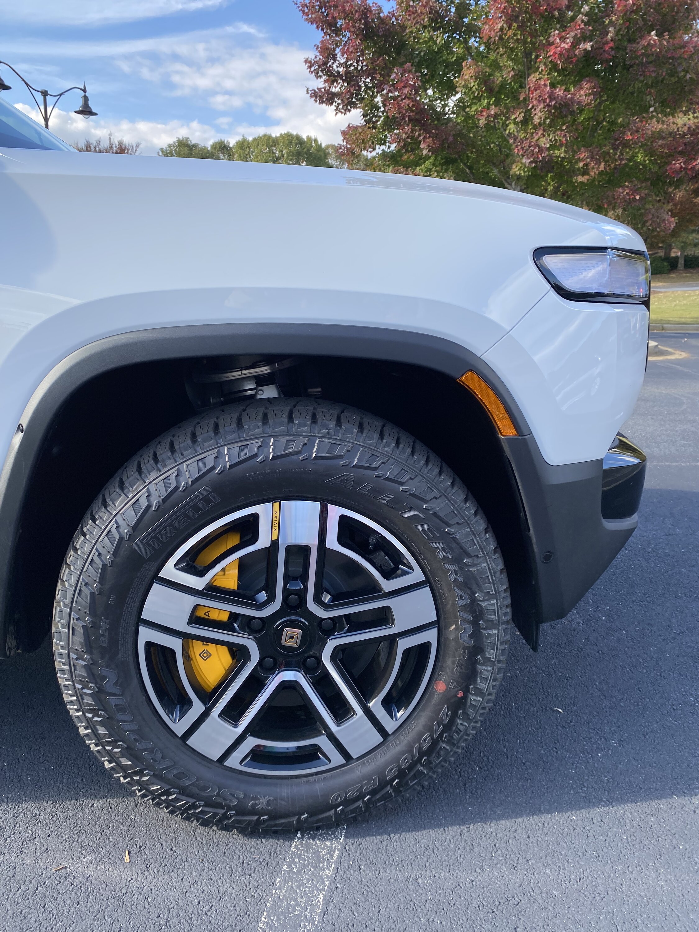 Rivian R1T R1S $89k Rivian R1S 2023 Quad Motor White Adventure with 20” Bright Wheels and AT Tires IMG_4676