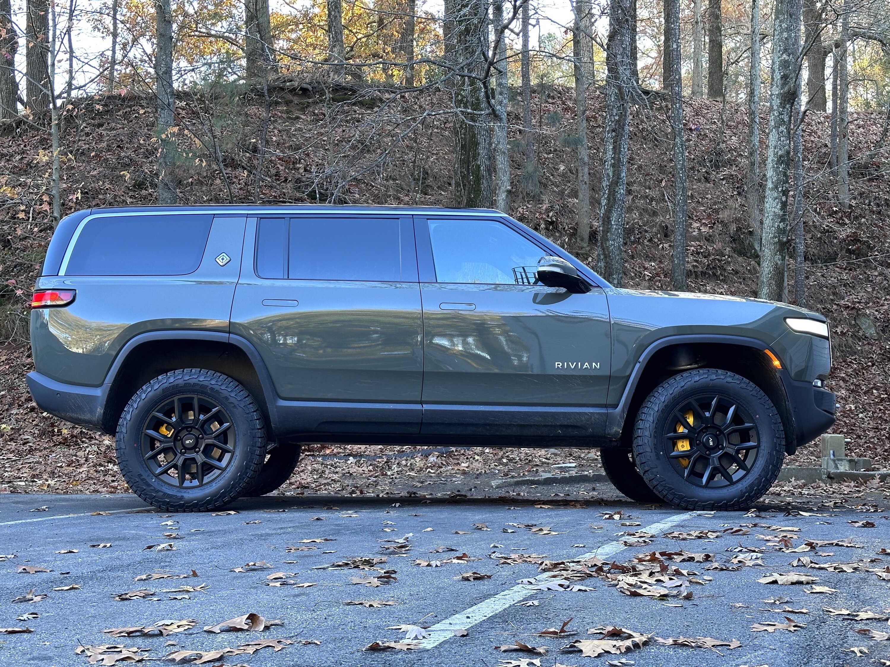 Rivian R1T R1S R600 Fully Forged Aftermarket Wheels by Team 1EV on Rivian R1S r1sr6003