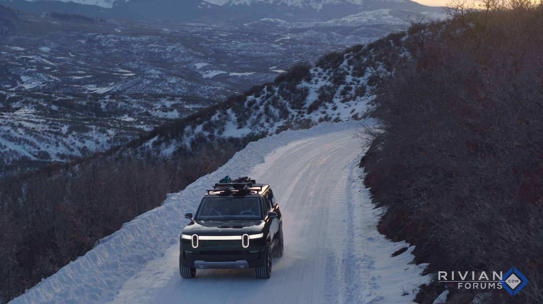 Rivian R1T R1S R1S looking more and more like Range Rover Rivian-R1S-R1T-Snowboarding-Adventure6