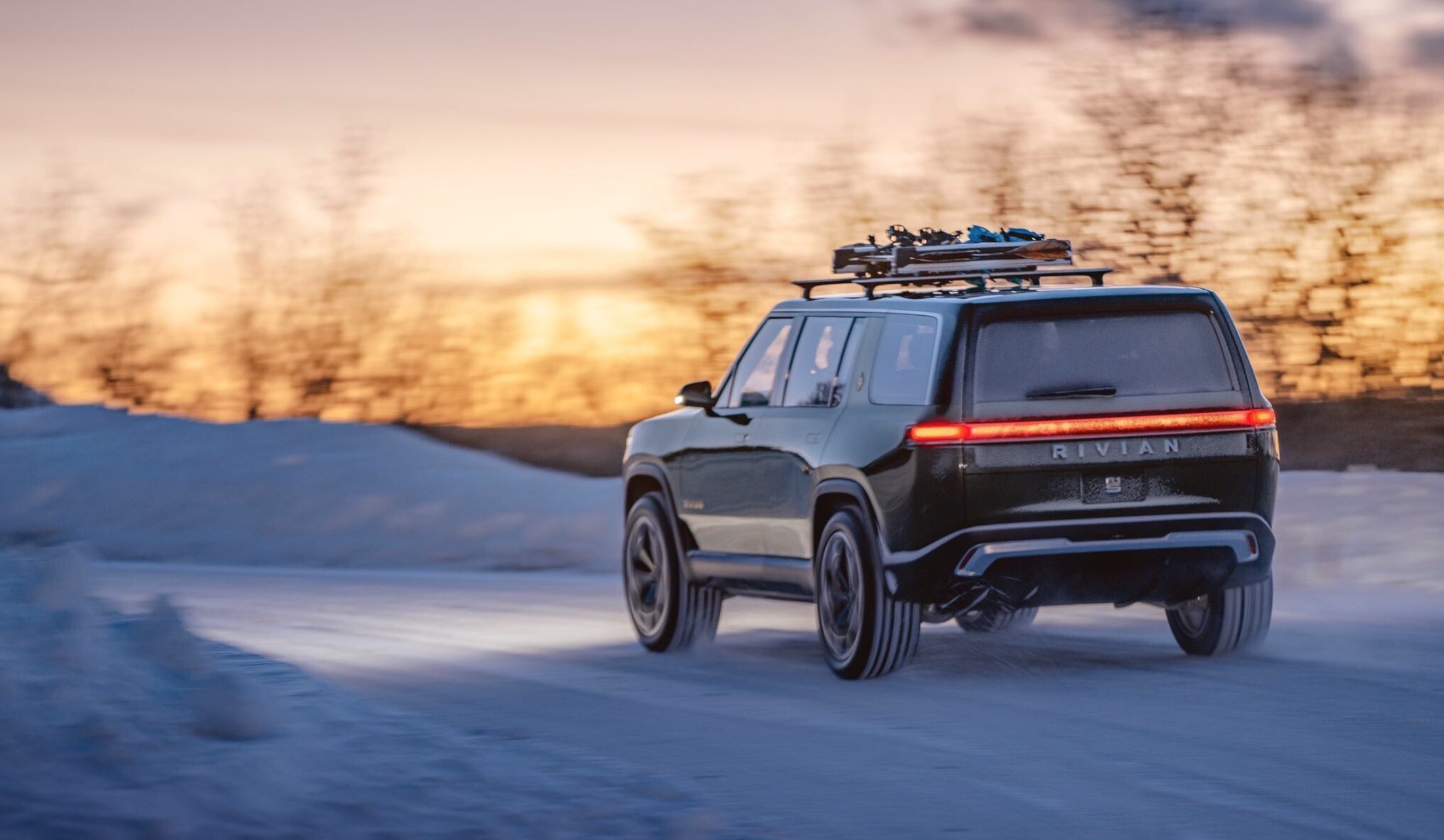 Rivian R1T R1S R1S looking more and more like Range Rover Rivian R1S SUV