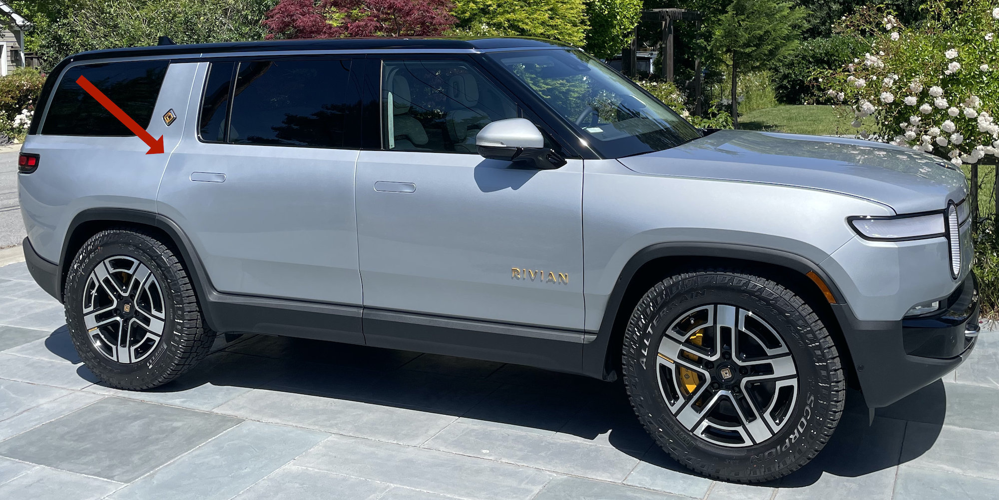 Rivian R1T R1S Paint defects on brand-new silver R1S RivianR1S-2
