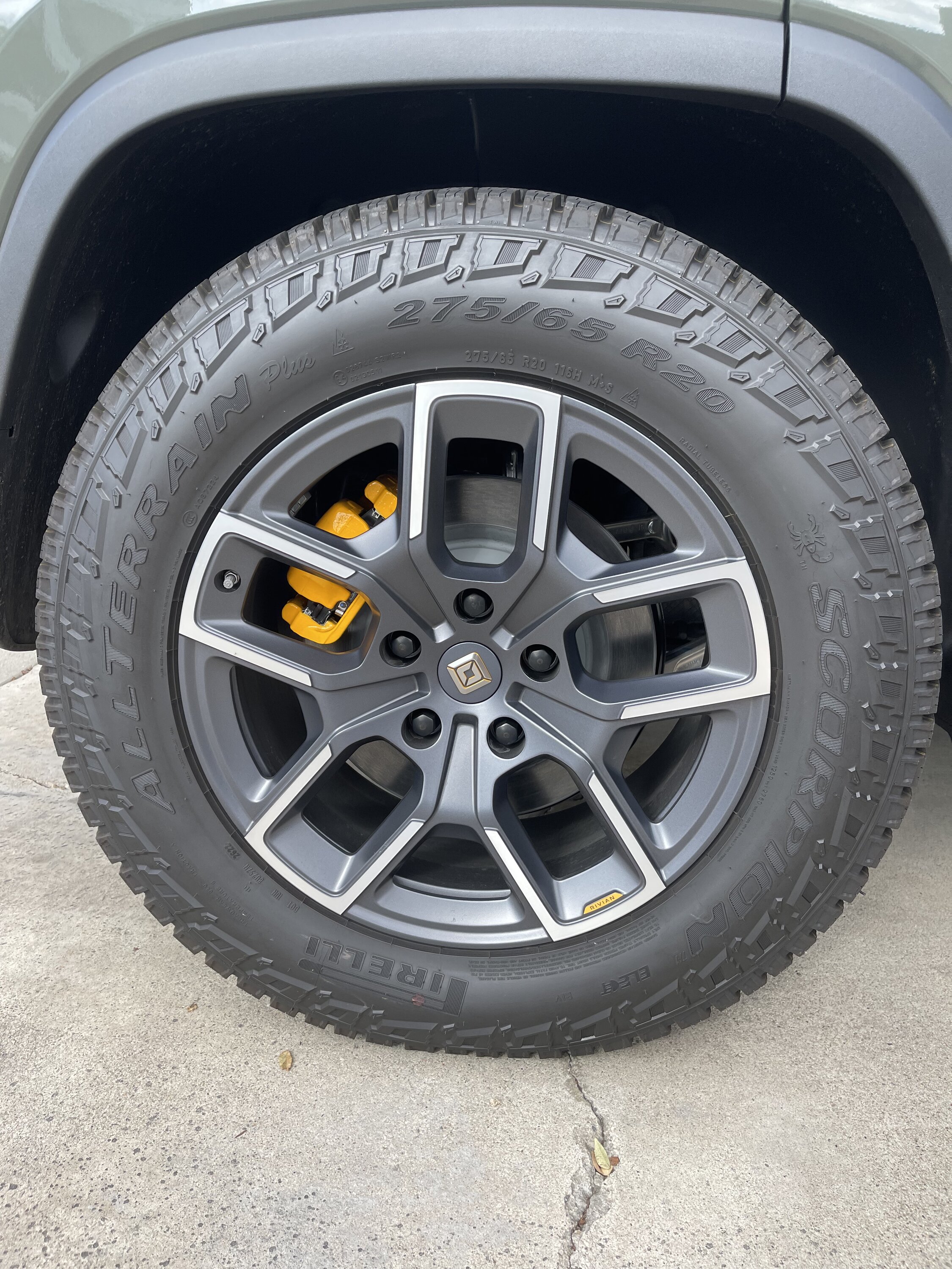 Rivian R1T R1S Changed A/T Bright Wheels to Glossy Black using Vinyl Decals tempImagecUxx39