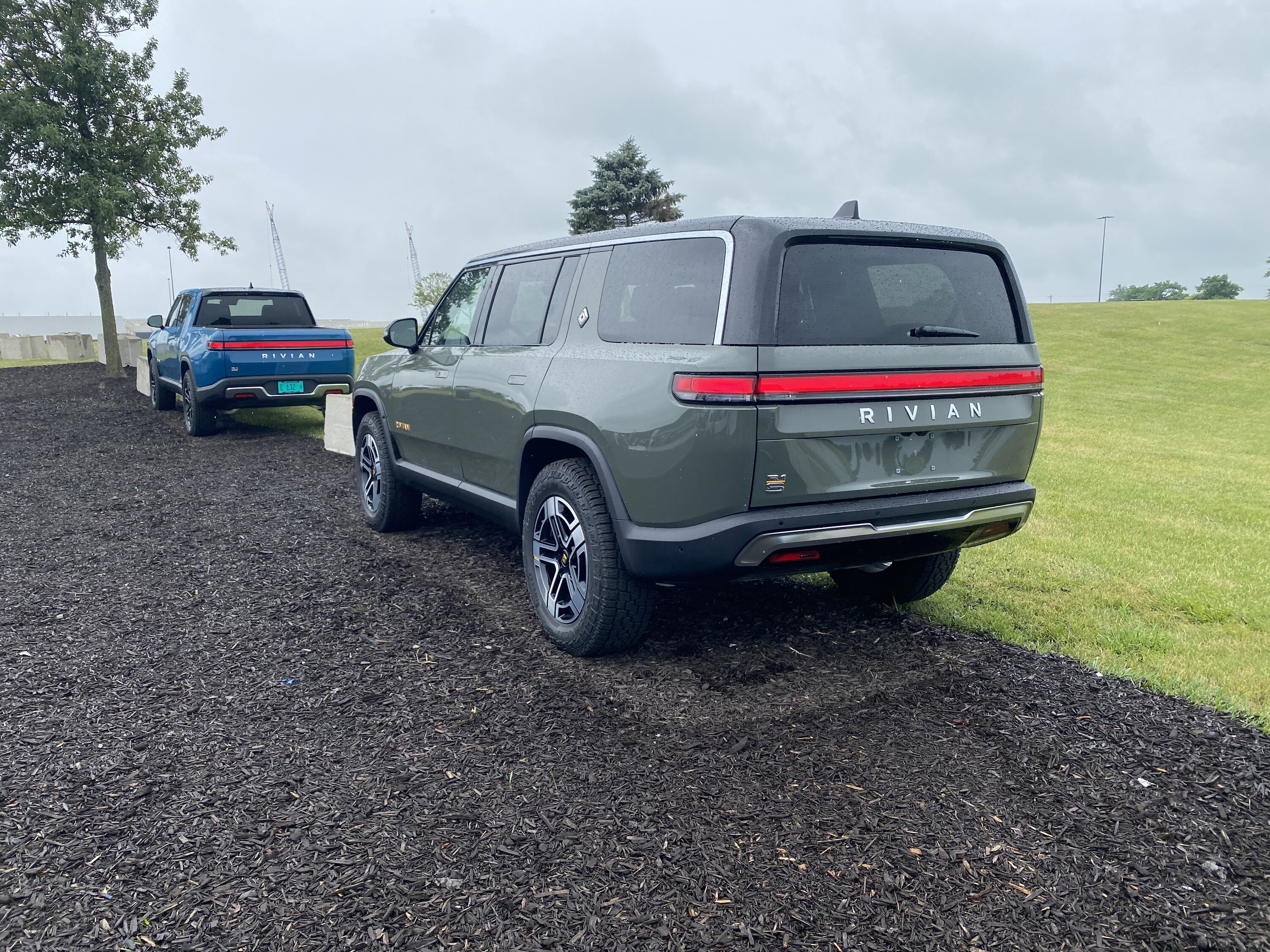 Rivian R1T R1S 🎨 LAUNCH GREEN R1S  Photos tempimagesolxkl-