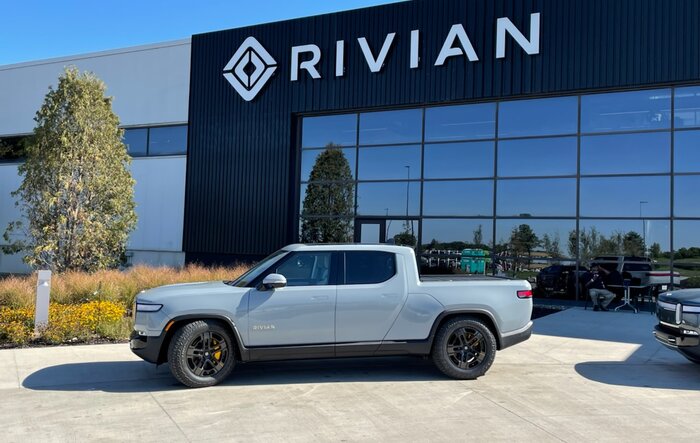 👷‍♂️ Just completed Rivian Factory Tour / Delivery and first EV trip in Limestone R1T!