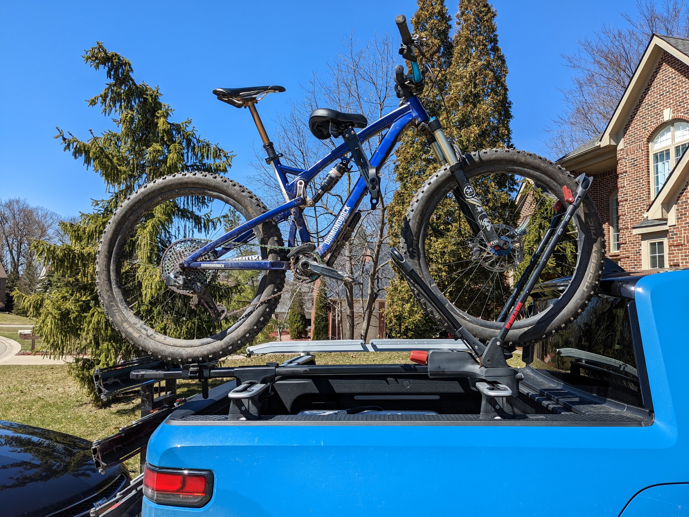 Yakima Front Loader installed on cargo rails over the bed | Rivian ...