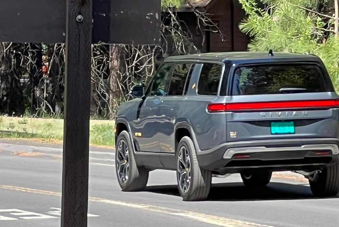 El Cap Granite R1S spotted in Yosemite | Rivian Forum - R1T R1S R2 News