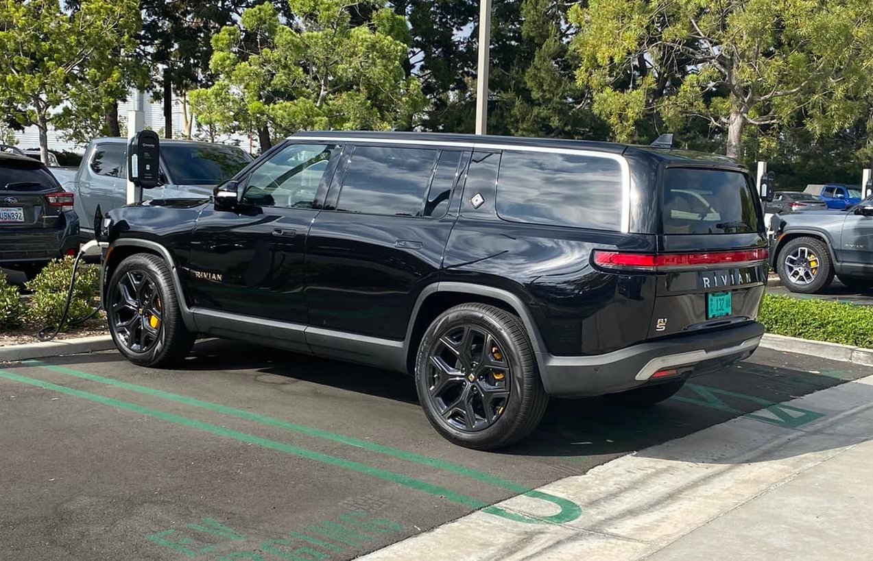 Midnight Black R1S + Black Wheels looks soooo good! 😈 Rivian Forums