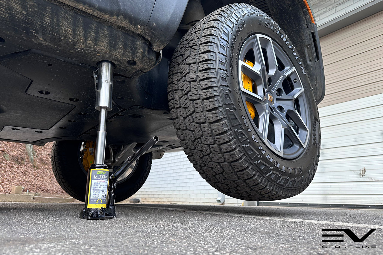 Introducing the first Rivian specific bottle jack! Team 1EV 6 Ton Bottle Jack Kit for R1T / R1S