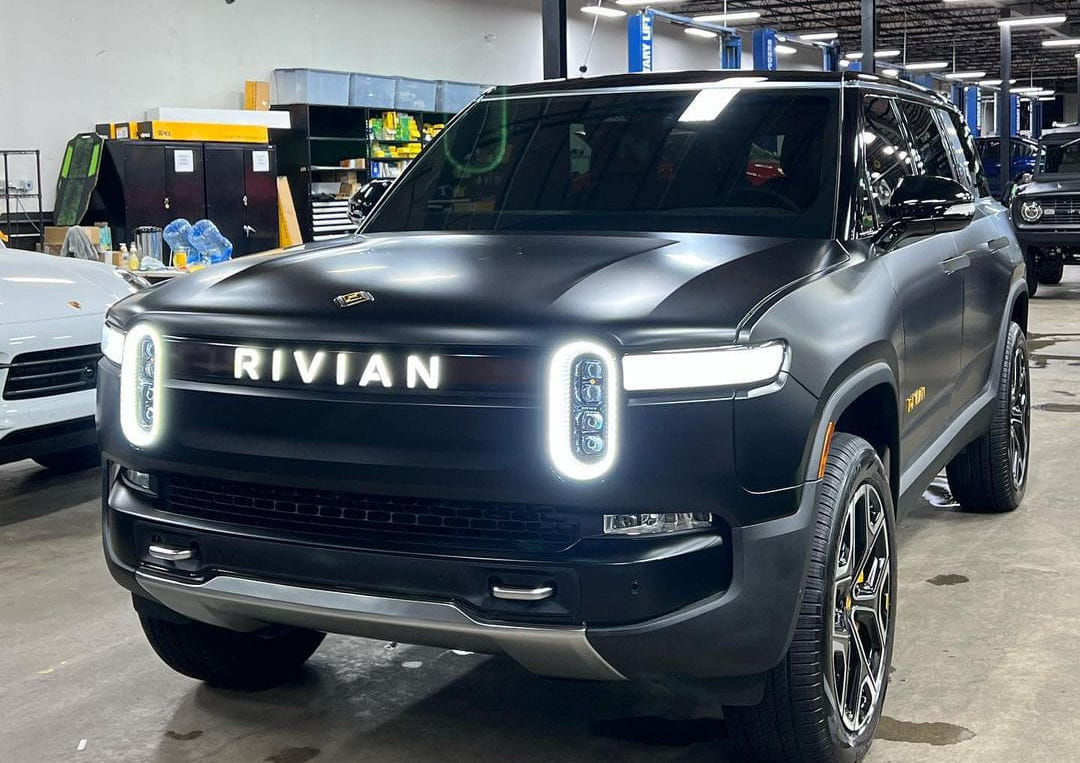 Rivian Lettering Vinyl Cutout on Front Lightbar + R1S in Stealth PPF ...