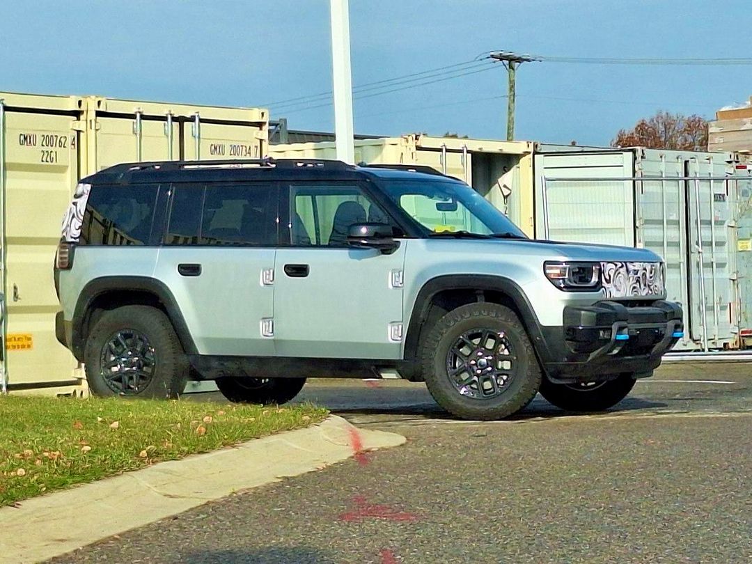 Rival spied 2025 Jeep Recon EV SUV w/ Removable Doors Rivian Forum